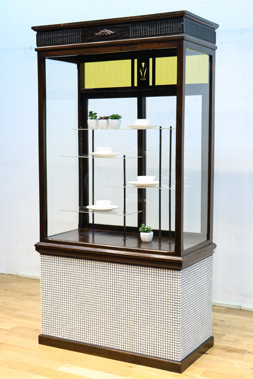 タイル細工を施したレトロ感溢れる稀少アンバー色ガラス4面ショーケース　BB3124