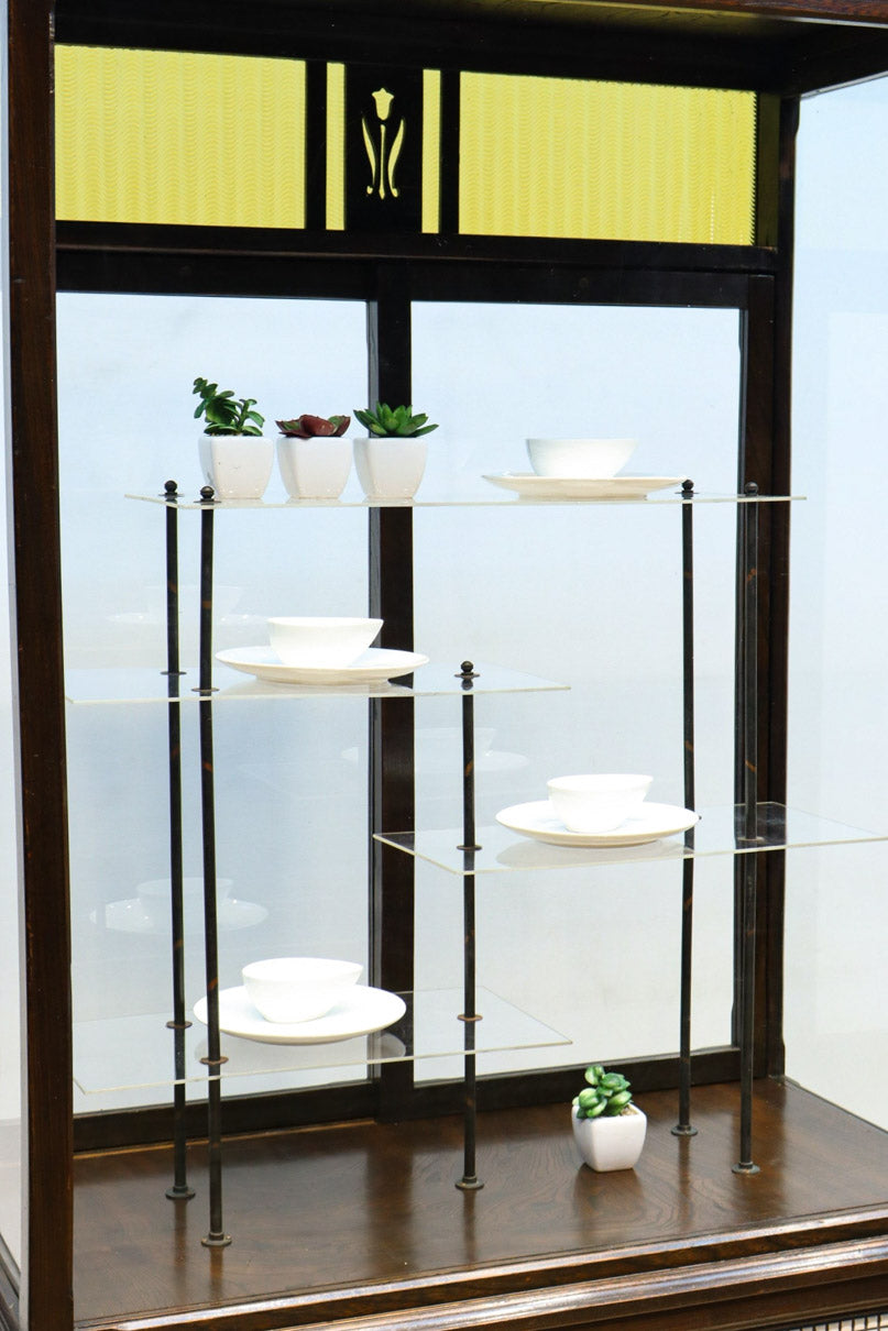 タイル細工を施したレトロ感溢れる稀少アンバー色ガラス4面ショーケース　BB3124