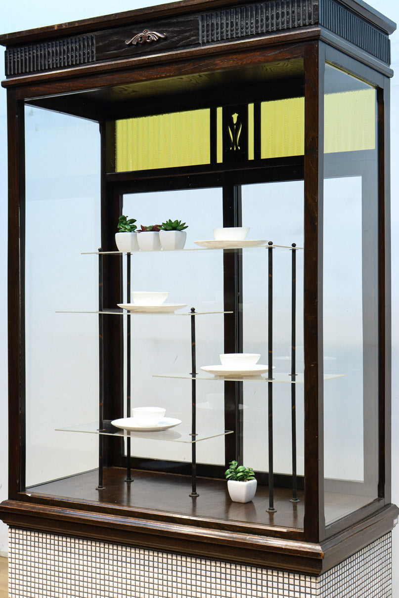 タイル細工を施したレトロ感溢れる稀少アンバー色ガラス4面ショーケース　BB3124