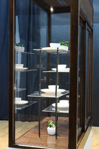 タイル細工を施したレトロ感溢れる稀少アンバー色ガラス4面ショーケース　BB3124