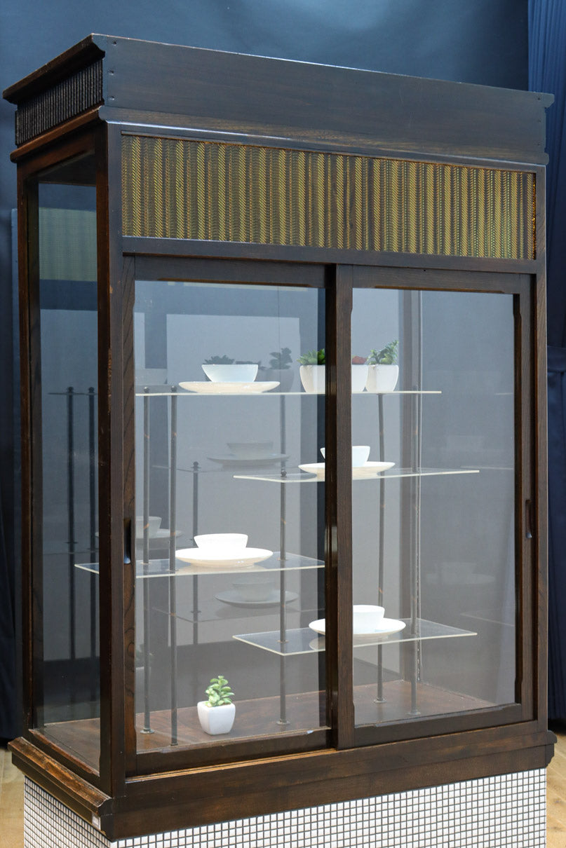 タイル細工を施したレトロ感溢れる稀少アンバー色ガラス4面ショーケース　BB3124