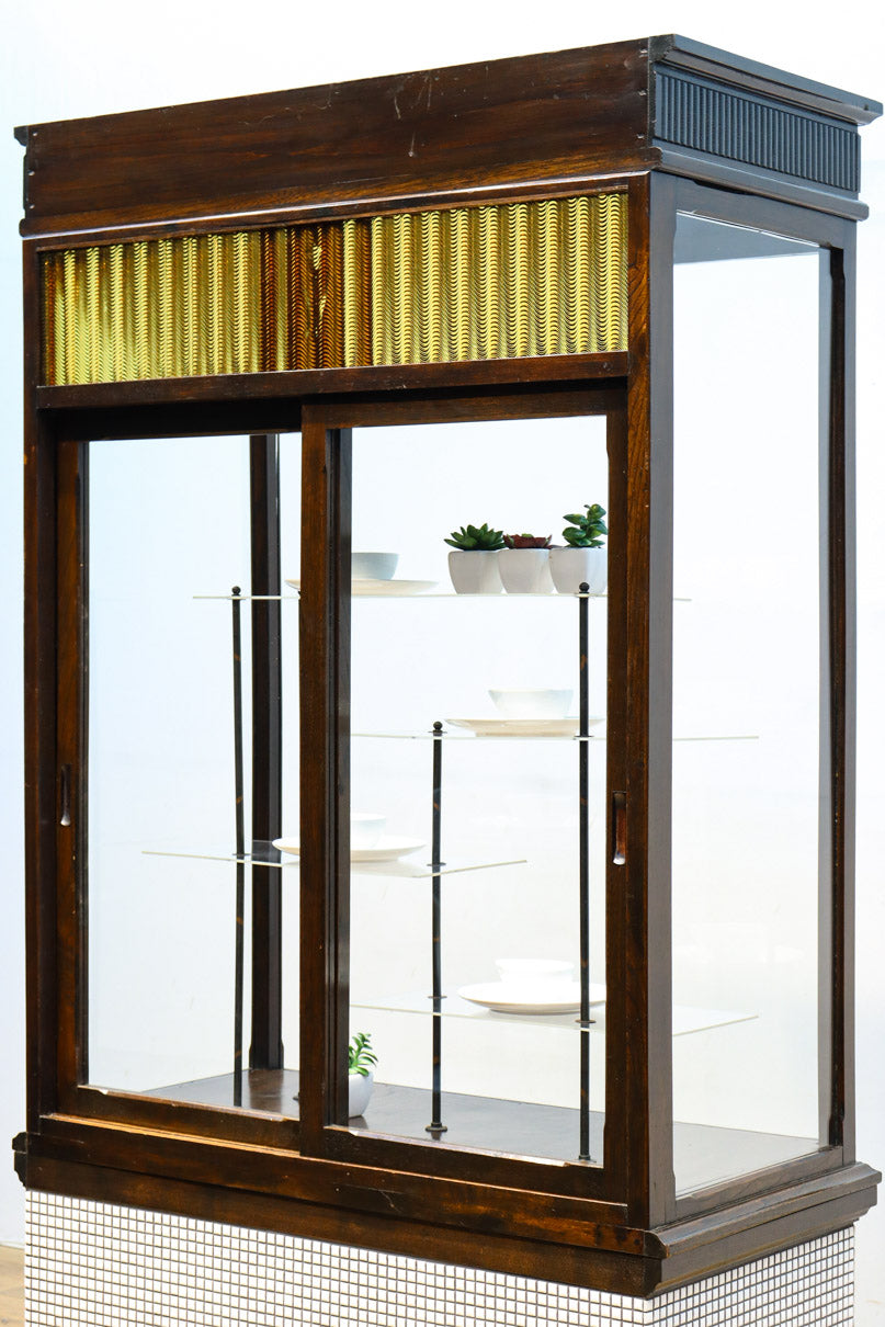 タイル細工を施したレトロ感溢れる稀少アンバー色ガラス4面ショーケース　BB3124