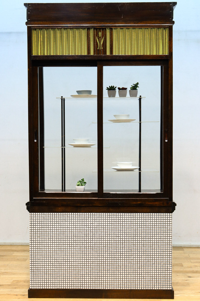 タイル細工を施したレトロ感溢れる稀少アンバー色ガラス4面ショーケース　BB3124