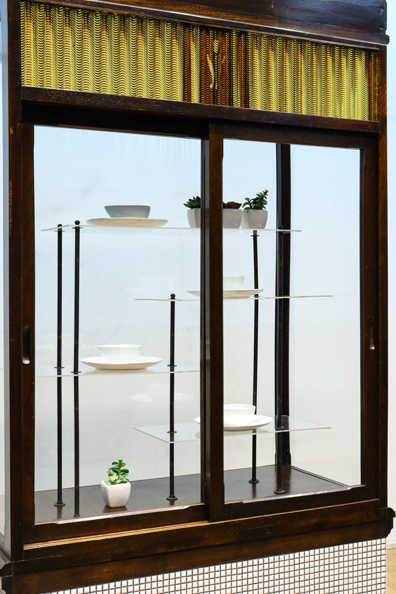 タイル細工を施したレトロ感溢れる稀少アンバー色ガラス4面ショーケース　BB3124