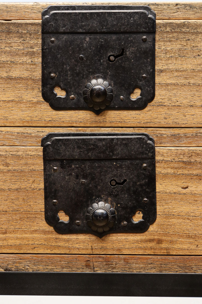 凛とした風格漂うアイアンフレーム付き総桐刀箪笥　BB3126