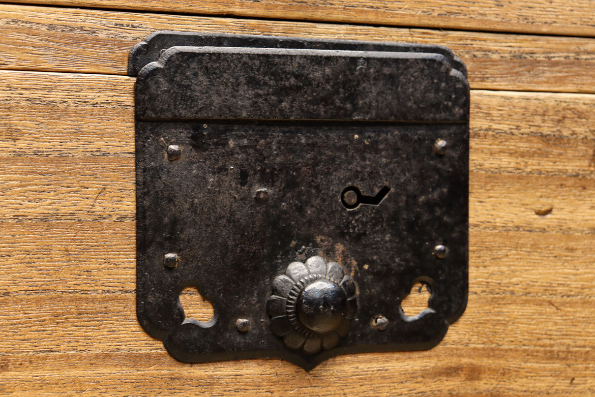 凛とした風格漂うアイアンフレーム付き総桐刀箪笥　BB3126