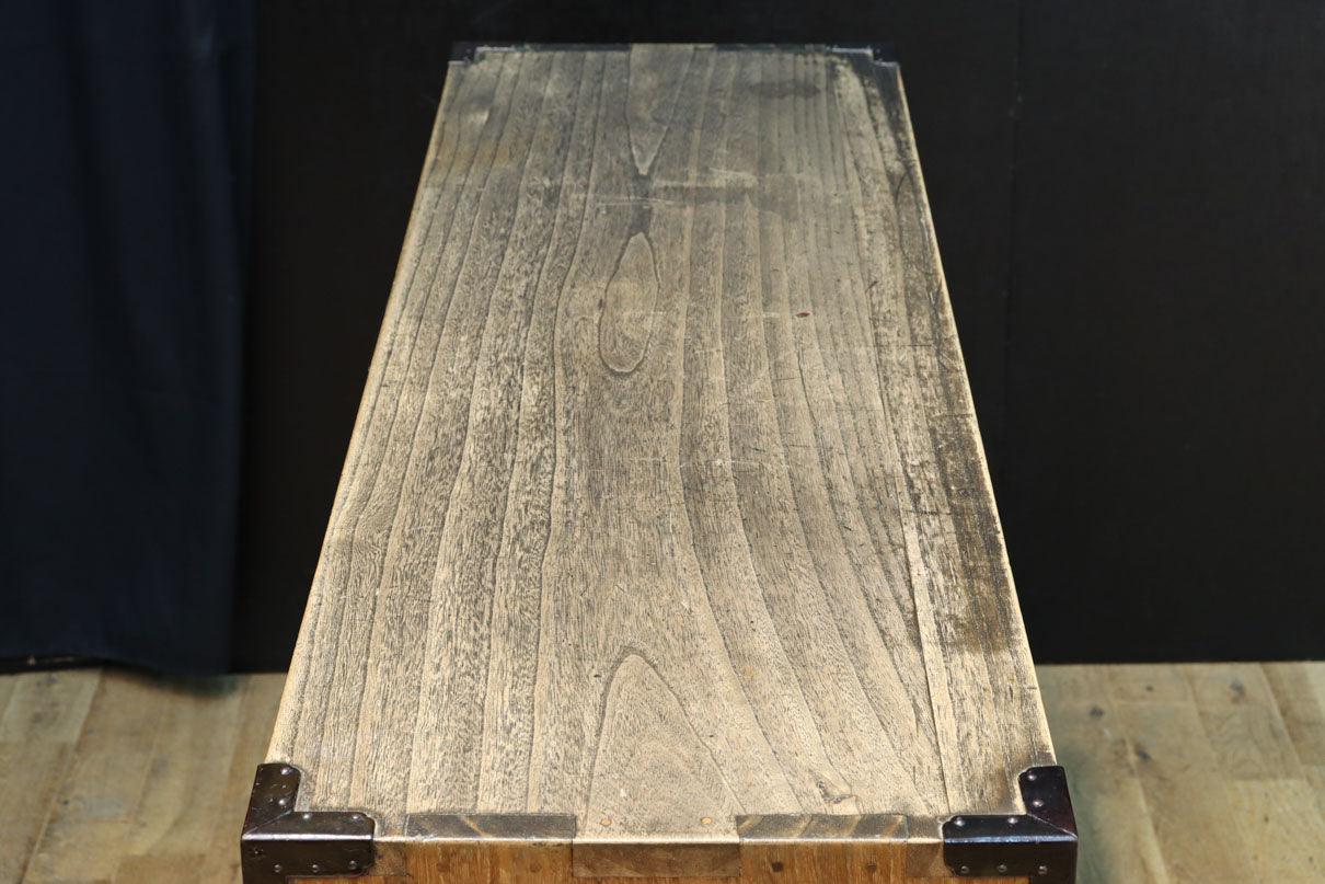 凛とした風格漂うアイアンフレーム付き総桐刀箪笥　BB3126