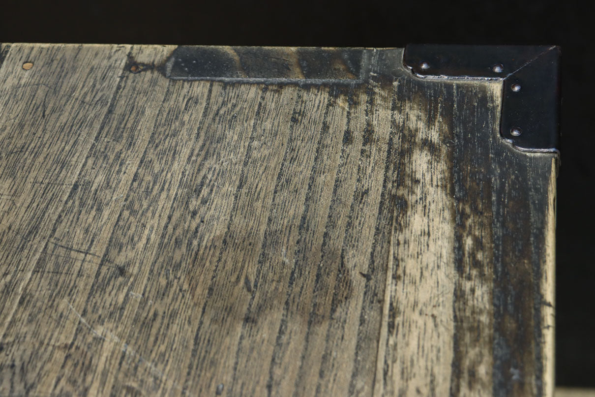 凛とした風格漂うアイアンフレーム付き総桐刀箪笥　BB3126