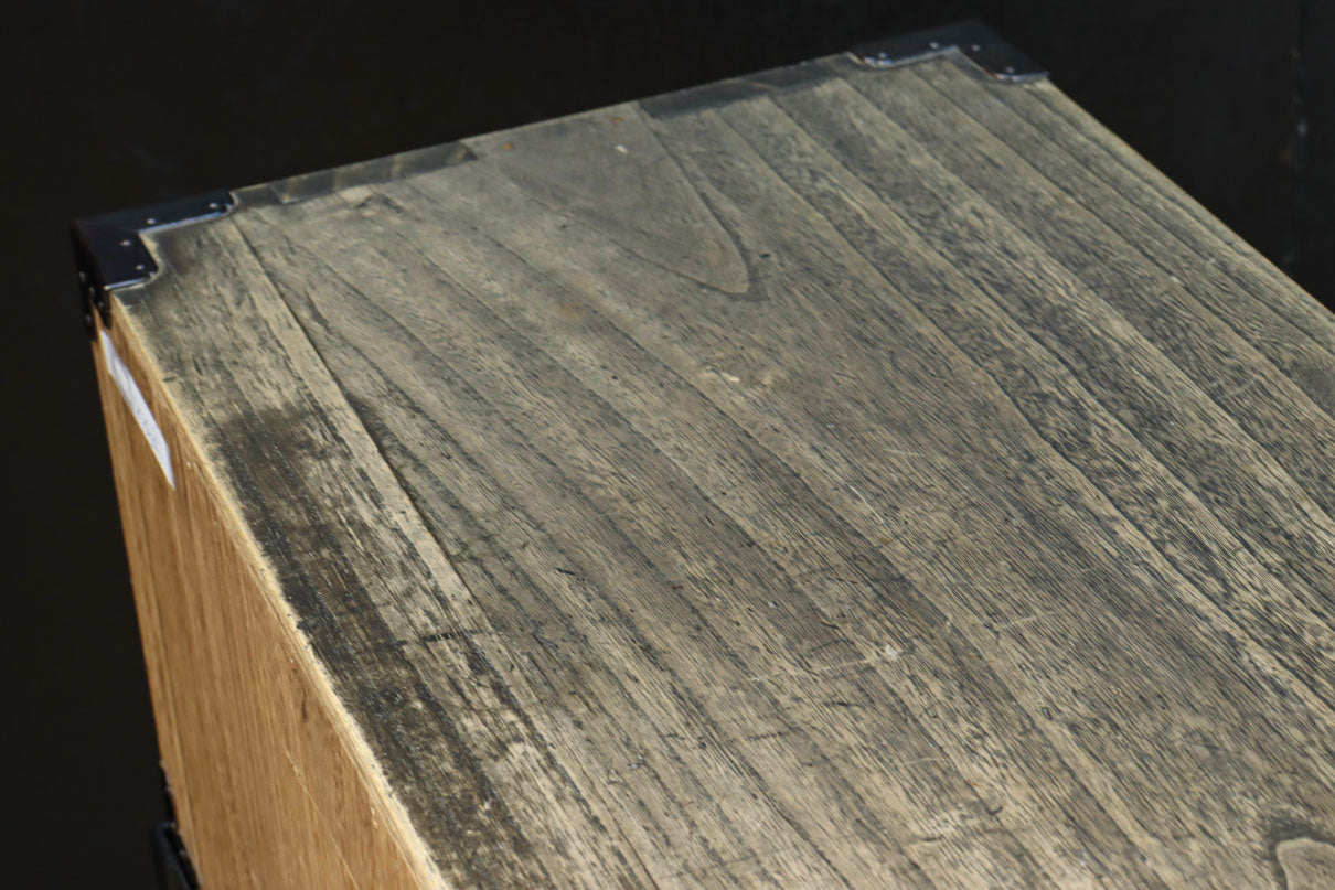 凛とした風格漂うアイアンフレーム付き総桐刀箪笥　BB3126