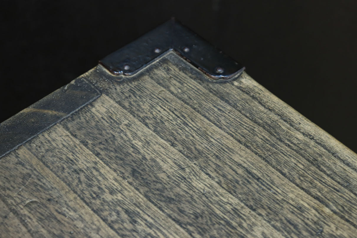 凛とした風格漂うアイアンフレーム付き総桐刀箪笥　BB3126