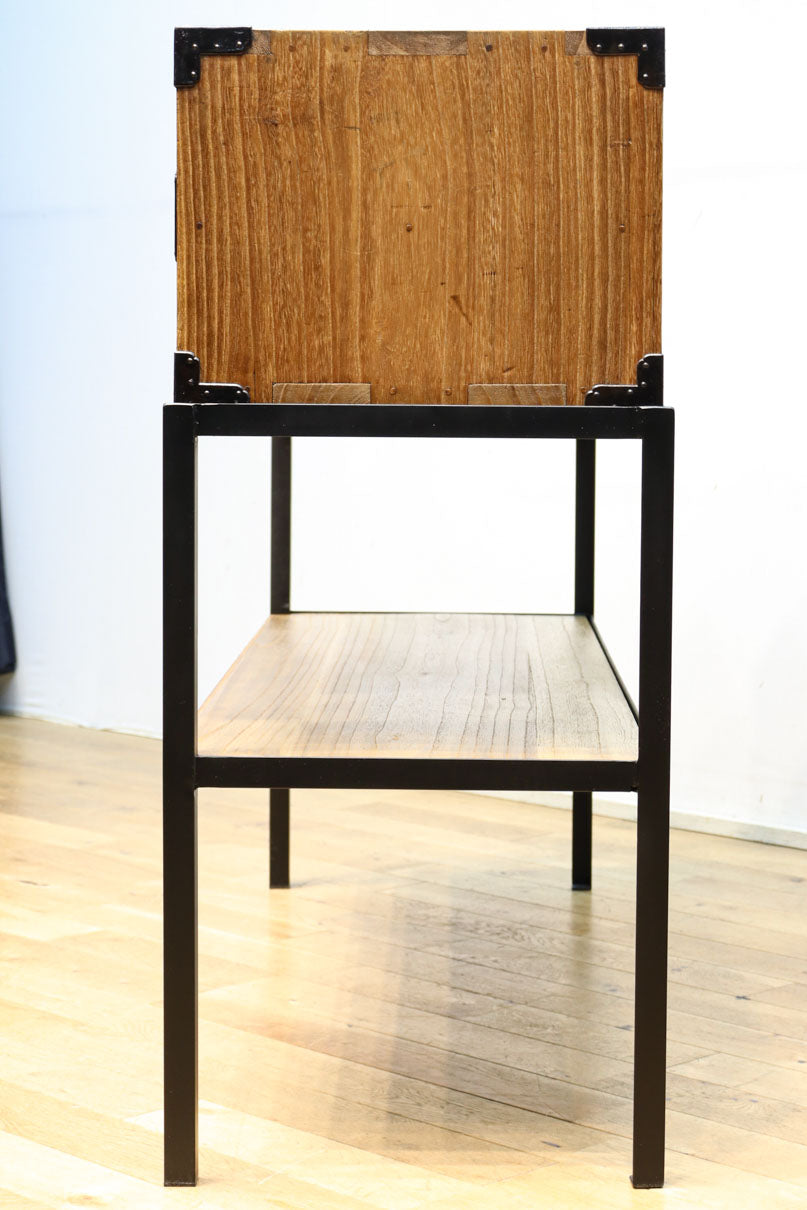 凛とした風格漂うアイアンフレーム付き総桐刀箪笥　BB3126