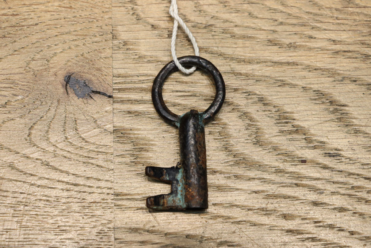 凛とした風格漂うアイアンフレーム付き総桐刀箪笥　BB3126