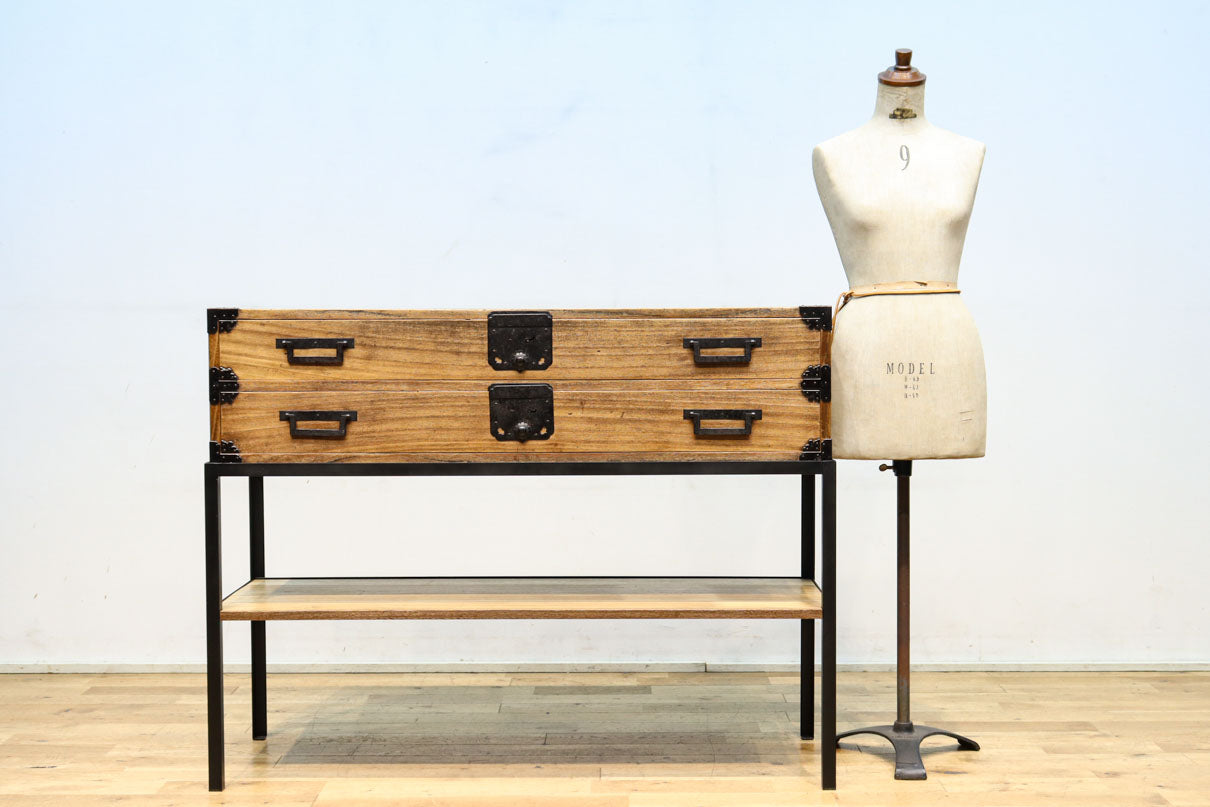 凛とした風格漂うアイアンフレーム付き総桐刀箪笥　BB3126