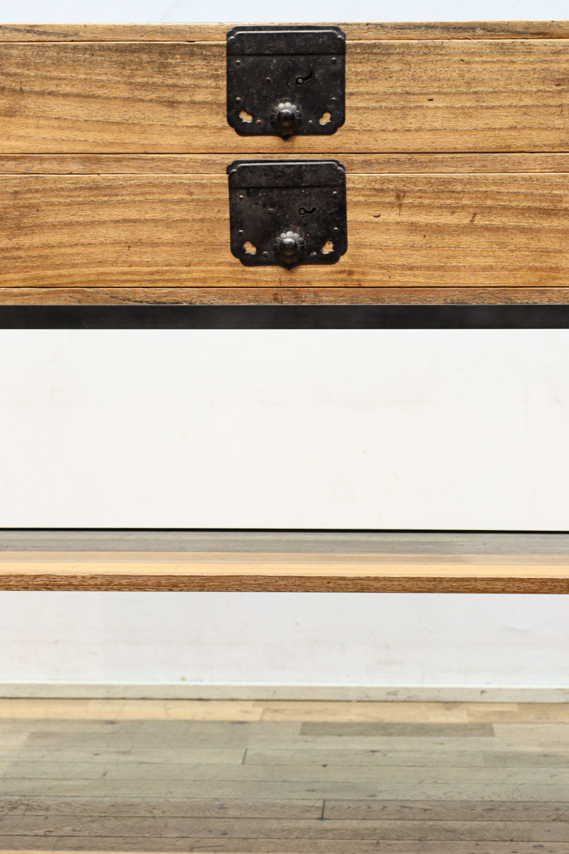 凛とした風格漂うアイアンフレーム付き総桐刀箪笥　BB3126