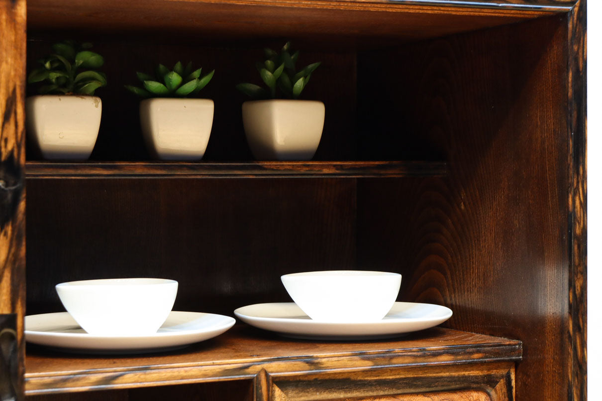 正面に黒柿、三方に欅を惜しみなく使用した高級感極上茶箪笥　BB3127