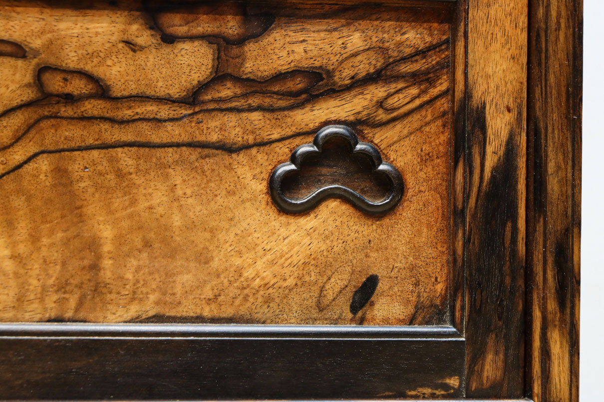 正面に黒柿、三方に欅を惜しみなく使用した高級感極上茶箪笥　BB3127