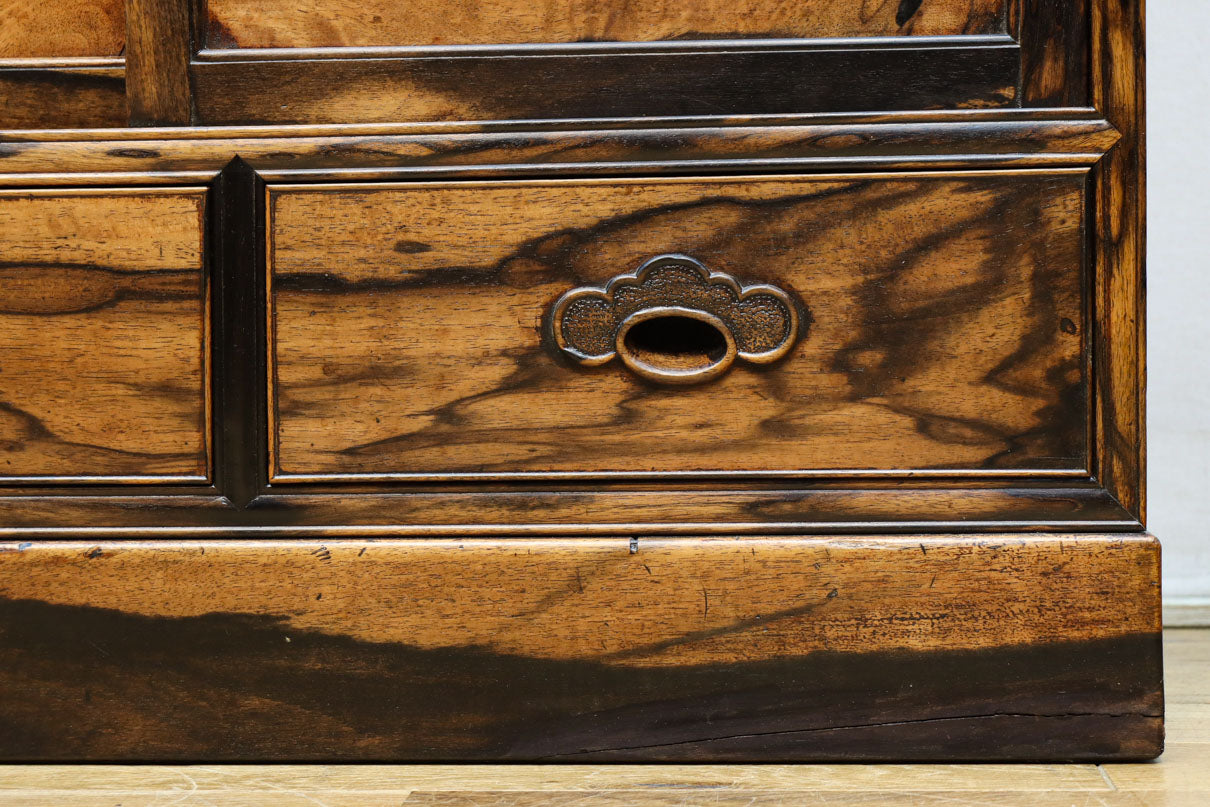 正面に黒柿、三方に欅を惜しみなく使用した高級感極上茶箪笥　BB3127