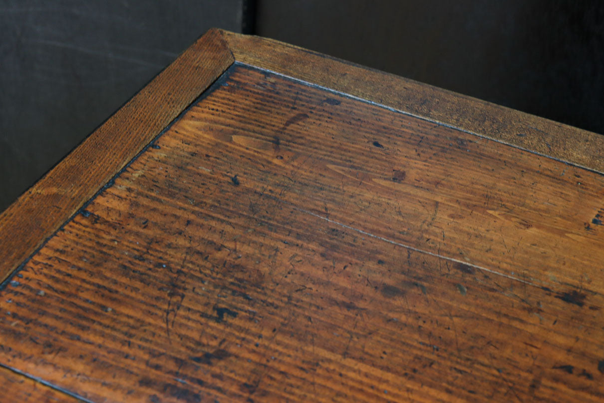 正面に黒柿、三方に欅を惜しみなく使用した高級感極上茶箪笥　BB3127