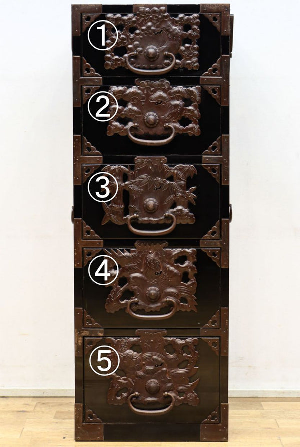 豪華絢爛で重厚な金具に覆われた見事な黒漆の庄内箪笥　BB3129