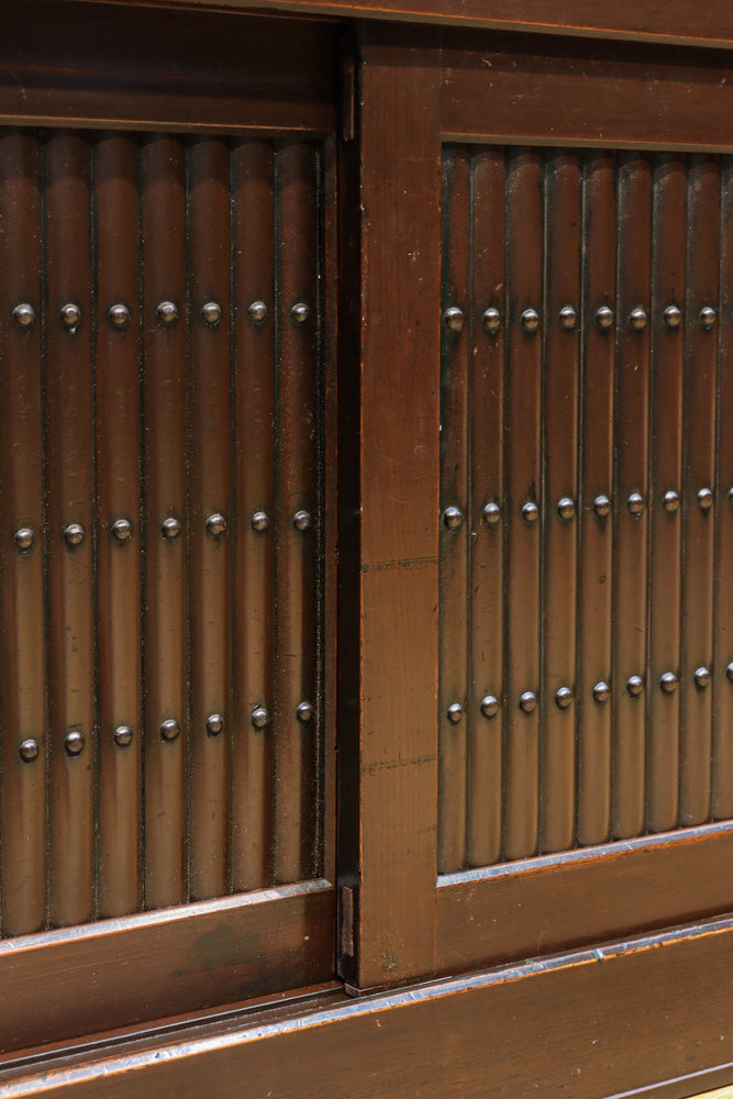 上品さが際立つみざら戸づくりの近江水屋箪笥　BB3132