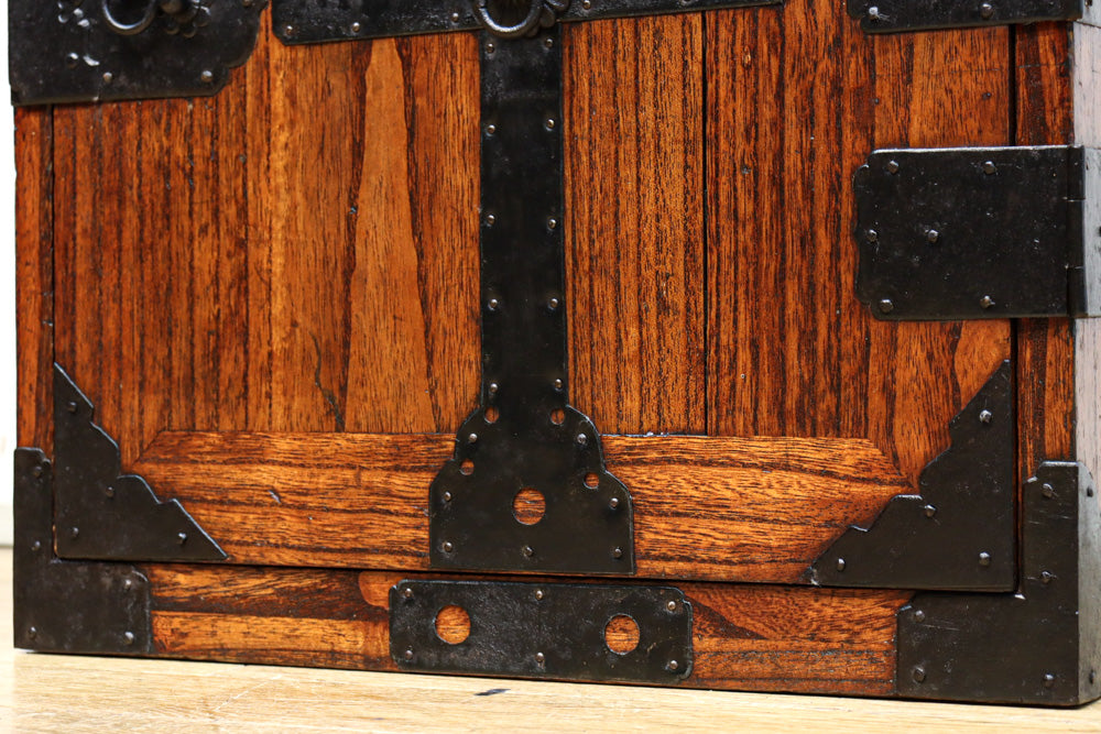 重厚な金具で覆われた貫禄のある船箪笥 BB3137 – 古福庵 [ KOFUKUAN