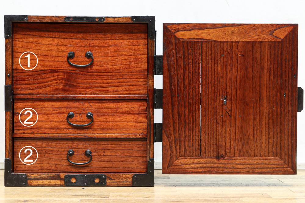 重厚な金具で覆われた貫禄のある船箪笥 BB3137 – 古福庵