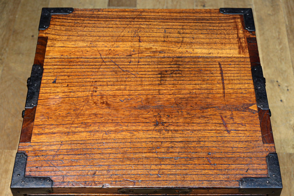 重厚な金具で覆われた貫禄のある船箪笥 BB3137 – 古福庵