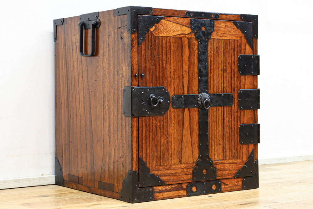 飾り金具を鏨（たがね）加工した　焼き杉の小ダンス 総桐からくり金庫箪笥【黒呂色】朱塗 | 加茂桐箪笥（桐たんす