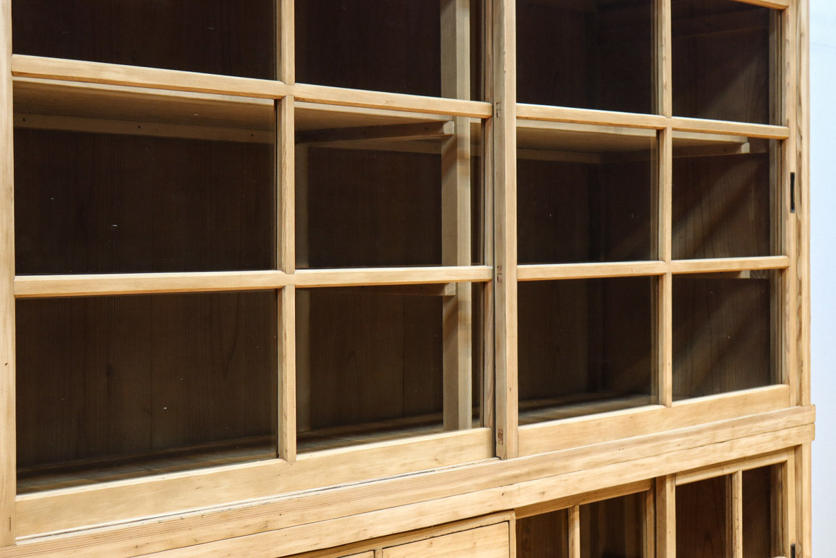 唯一無二の変わりデザイン!! 柔らかな木地色のレトロガラスケース