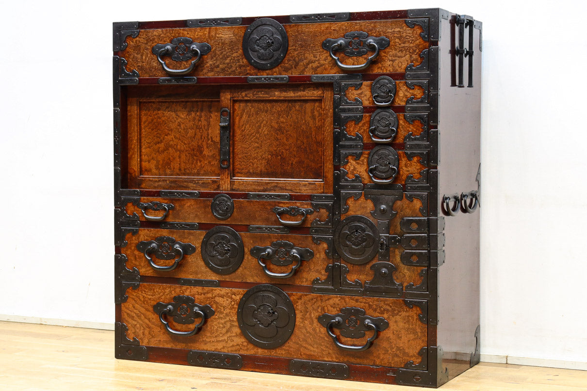 極上の欅縮み珠杢と稀少装飾金具で絢爛豪華な松本帳場箪笥 BB3144 – 古
