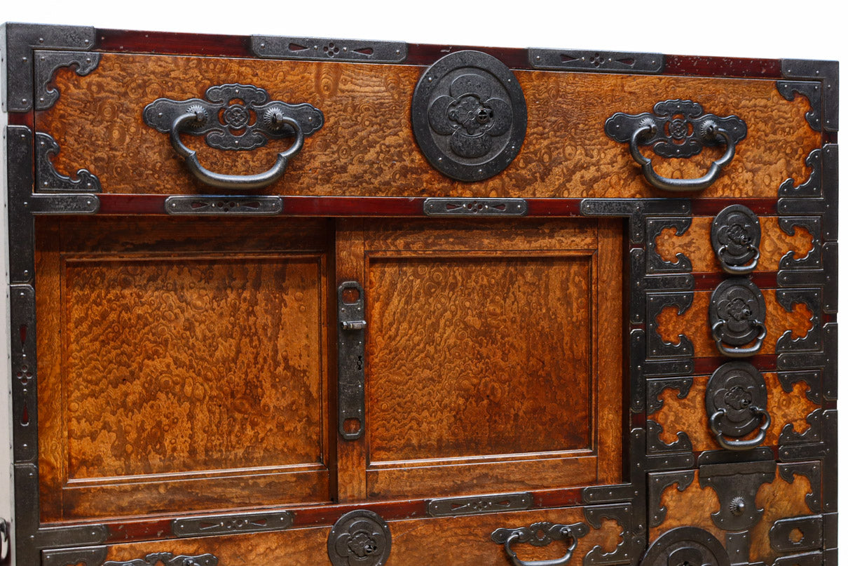 極上の欅縮み珠杢と稀少装飾金具で絢爛豪華な松本帳場箪笥