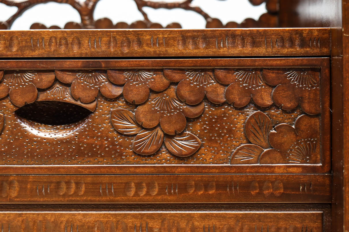 桜の彫刻模様で華やかな軽井沢彫鏡台　BB3145