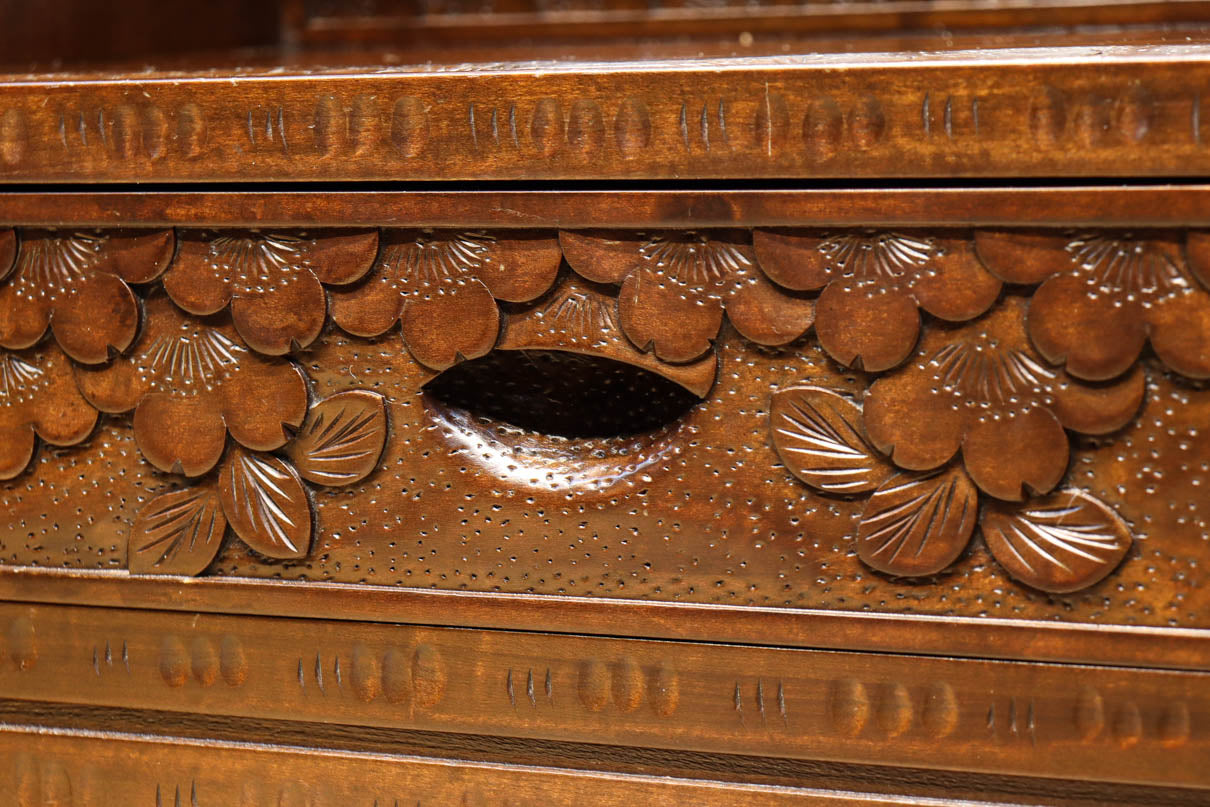 桜の彫刻模様で華やかな軽井沢彫鏡台　BB3145