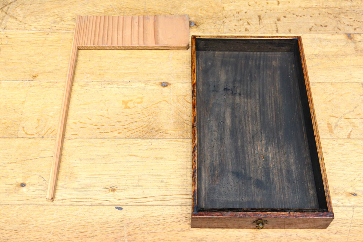 優美なけやき一枚板と印象的な脚作りで気品ある文机　BB3146