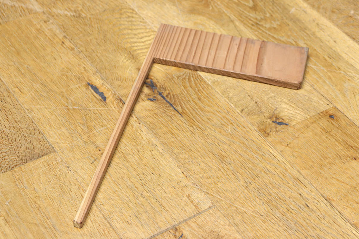 優美なけやき一枚板と印象的な脚作りで気品ある文机　BB3146