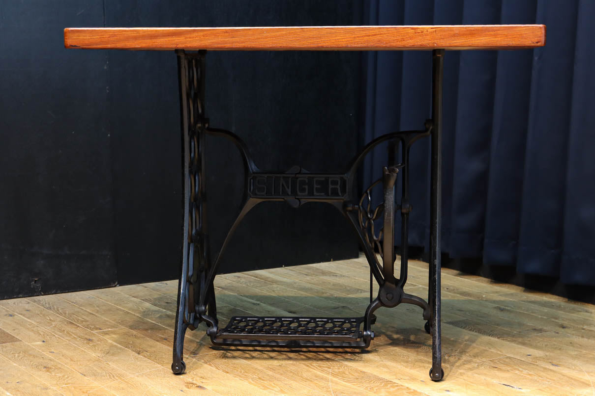 SINGER社のミシン台を活かしたレトロ感のあるテーブル　BB3147