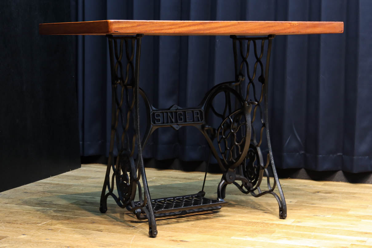 SINGER社のミシン台を活かしたレトロ感のあるテーブル　BB3147
