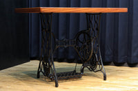 SINGER社のミシン台を活かしたレトロ感のあるテーブル　BB3147