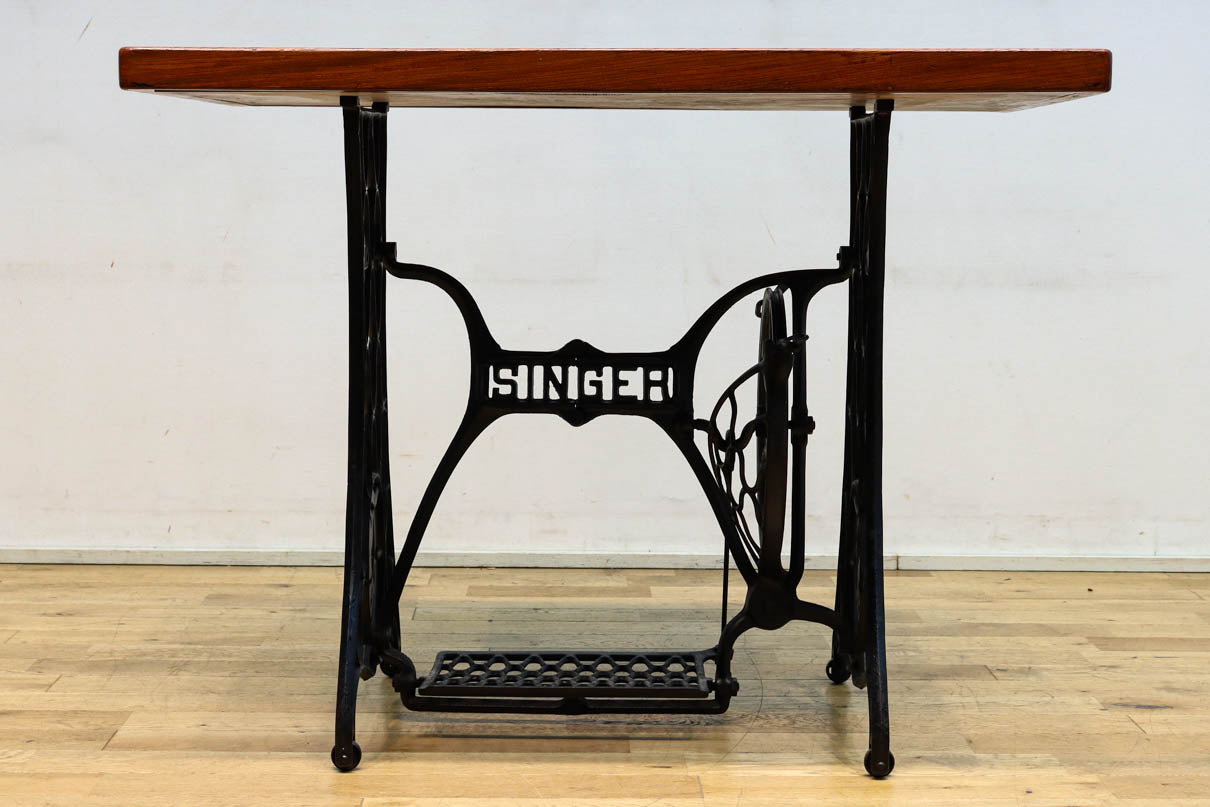 SINGER社のミシン台を活かしたレトロ感のあるテーブル　BB3147