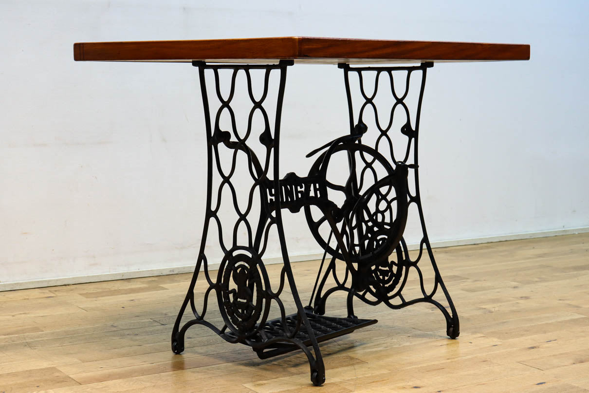 SINGER社のミシン台を活かしたレトロ感のあるテーブル　BB3147