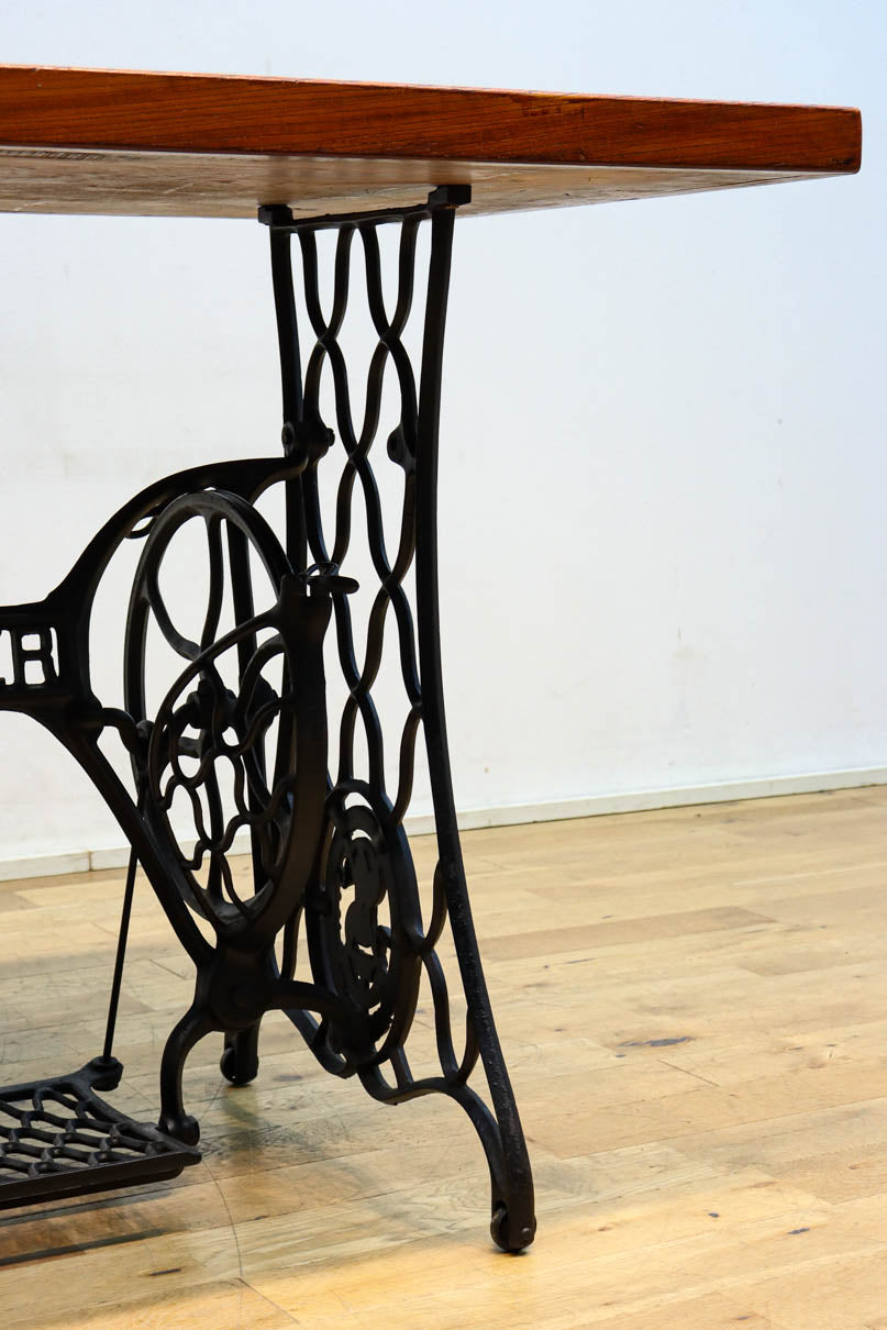 SINGER社のミシン台を活かしたレトロ感のあるテーブル　BB3147