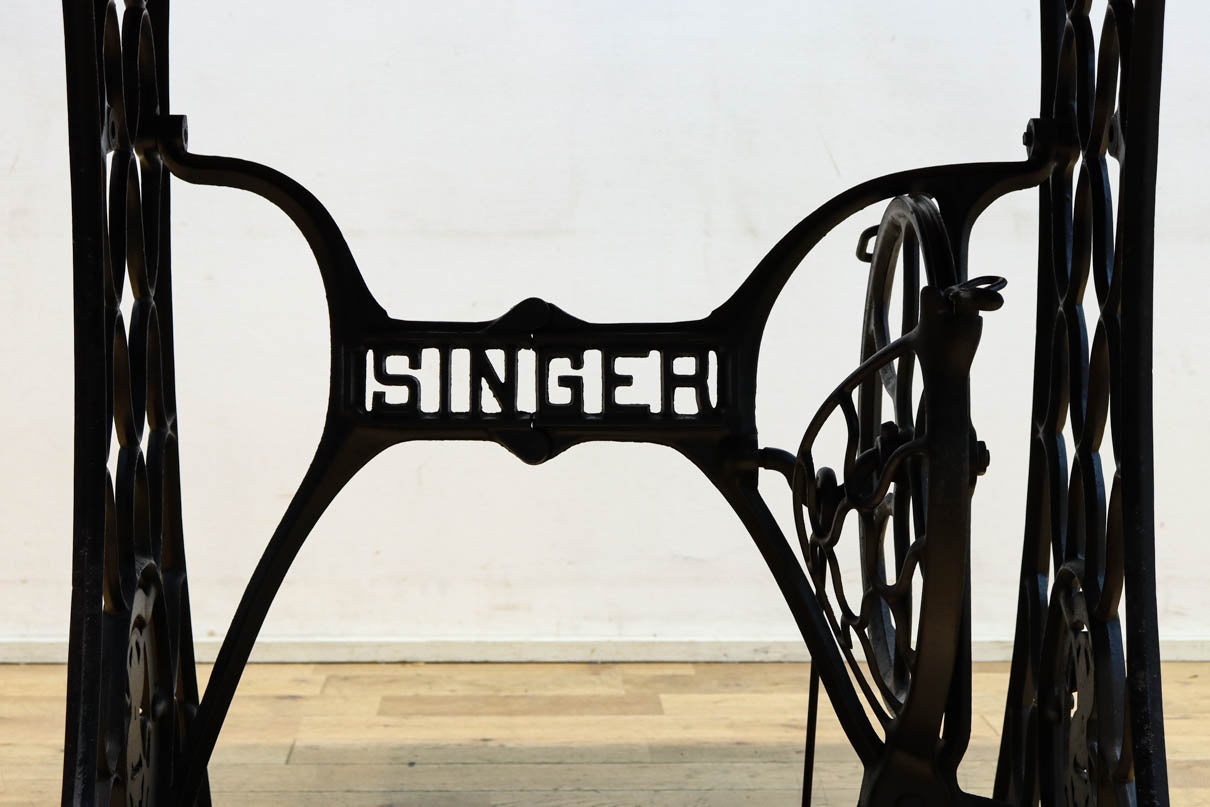 SINGER社のミシン台を活かしたレトロ感のあるテーブル　BB3147