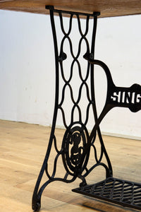 SINGER社のミシン台を活かしたレトロ感のあるテーブル　BB3147