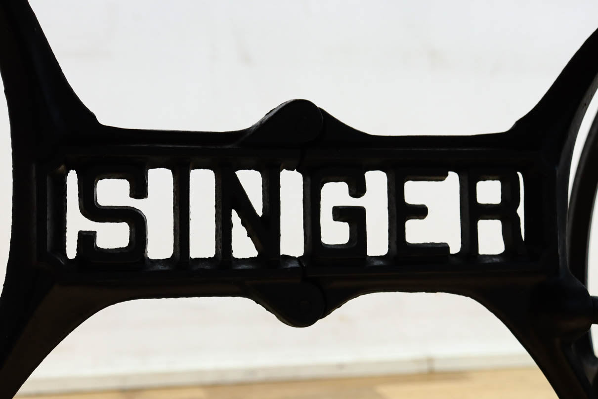 SINGER社のミシン台を活かしたレトロ感のあるテーブル　BB3147