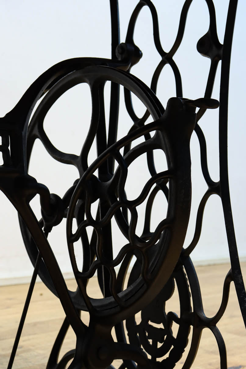 SINGER社のミシン台を活かしたレトロ感のあるテーブル　BB3147