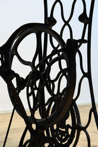 SINGER社のミシン台を活かしたレトロ感のあるテーブル　BB3147