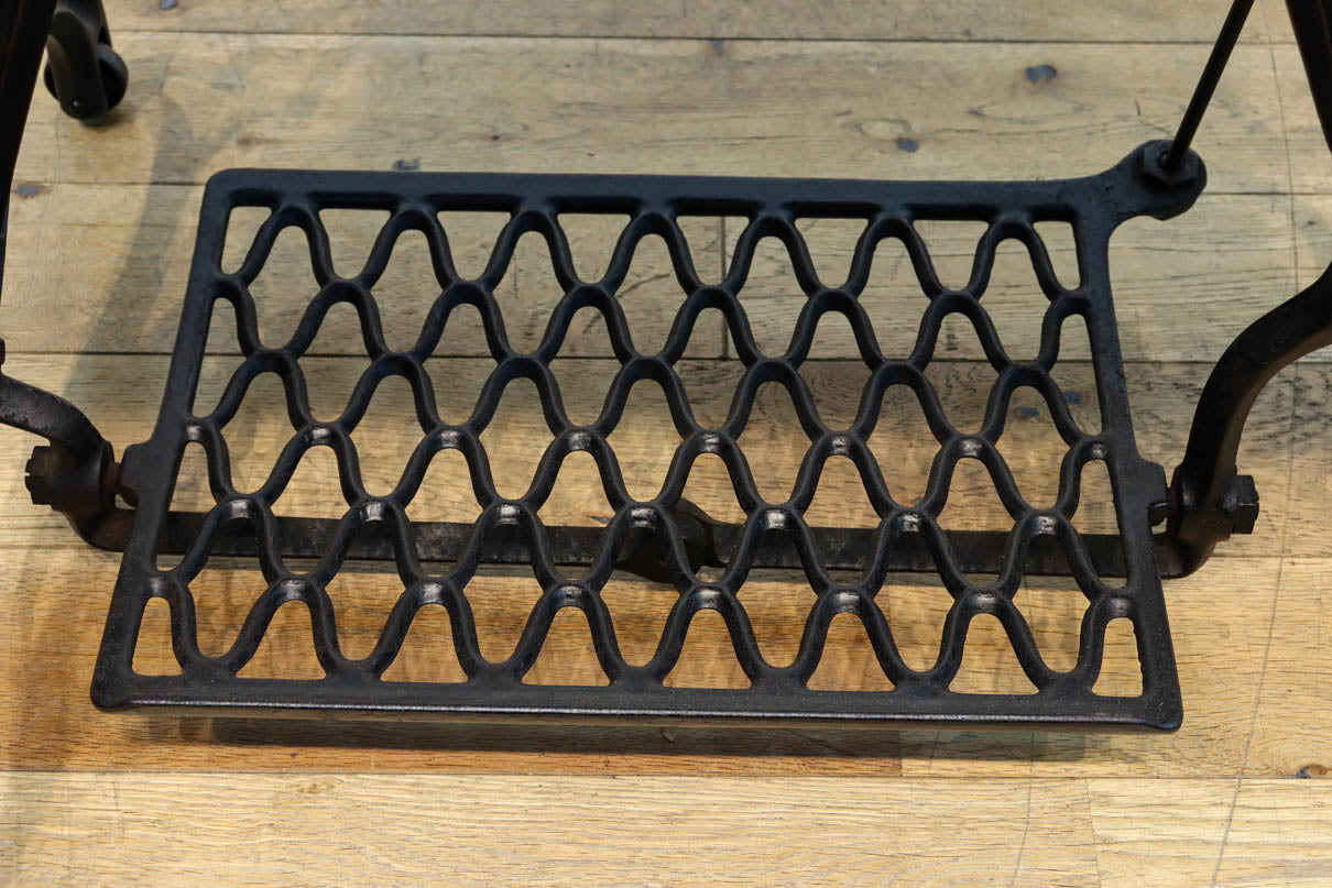 SINGER社のミシン台を活かしたレトロ感のあるテーブル　BB3147