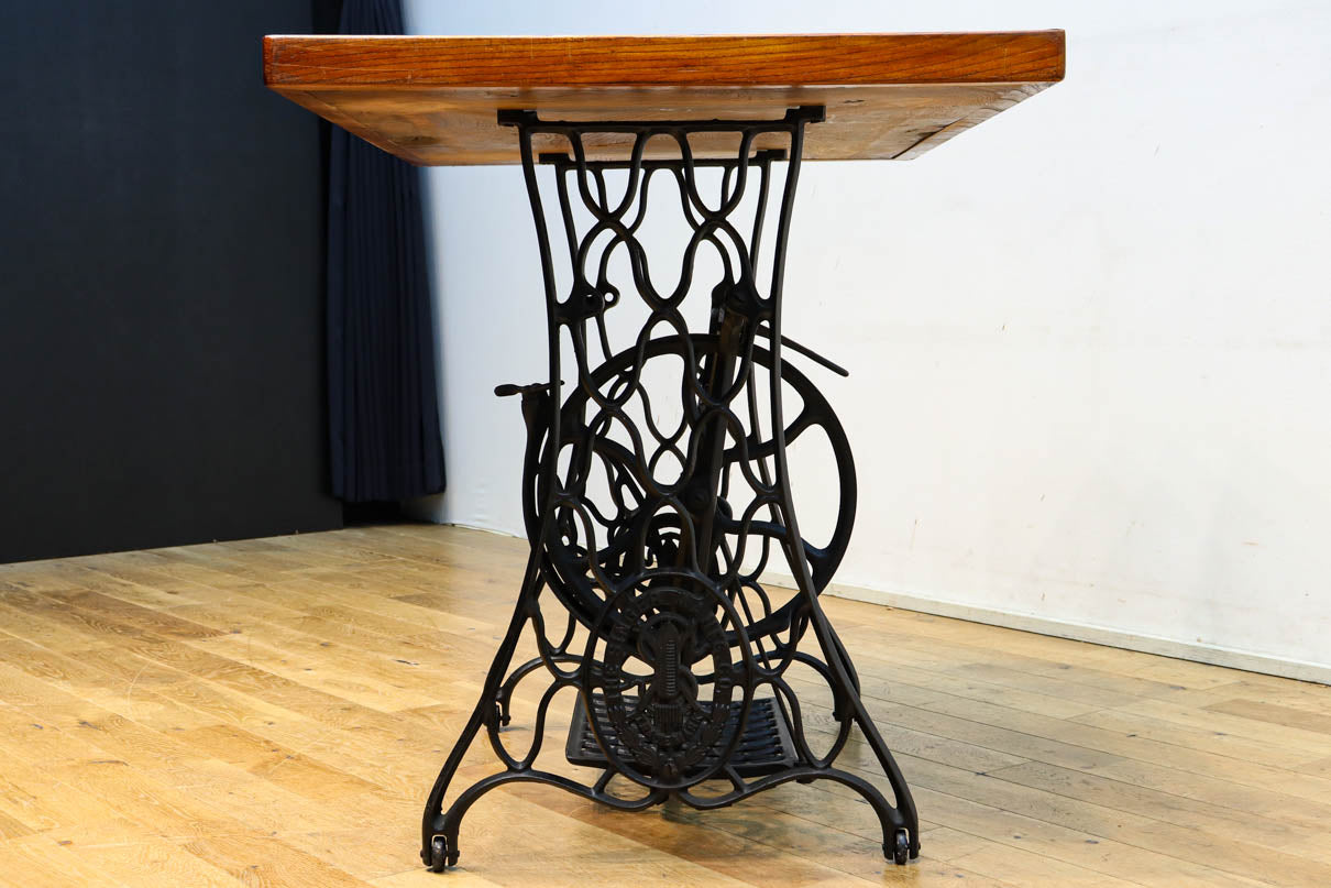 SINGER社のミシン台を活かしたレトロ感のあるテーブル　BB3147