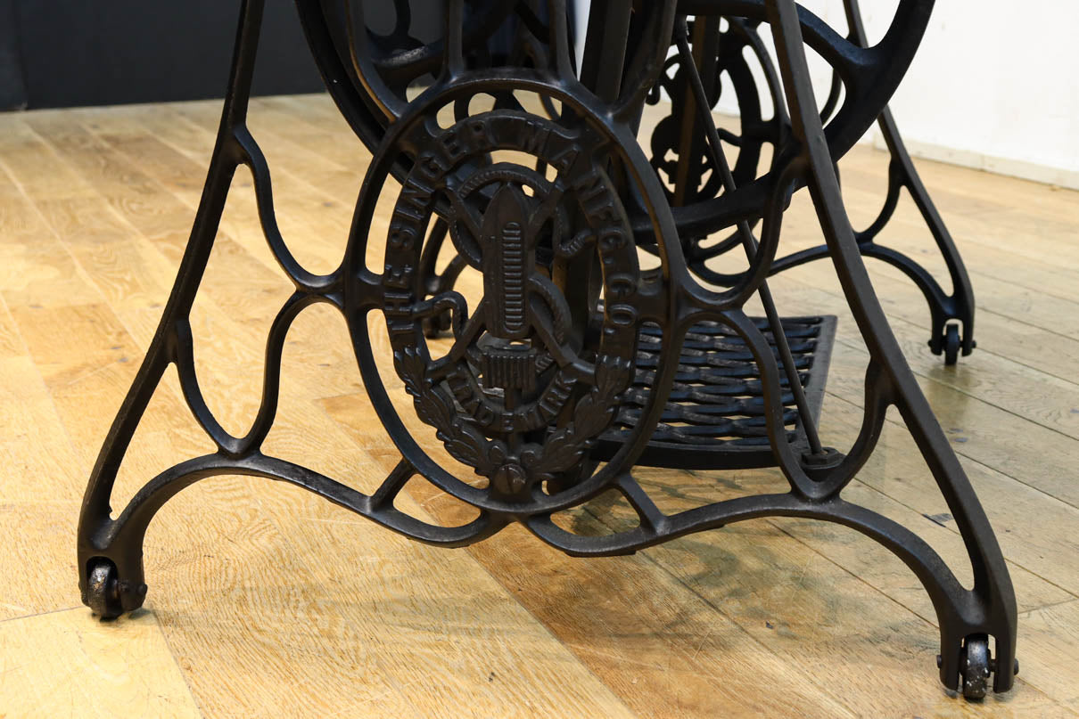 SINGER社のミシン台を活かしたレトロ感のあるテーブル　BB3147