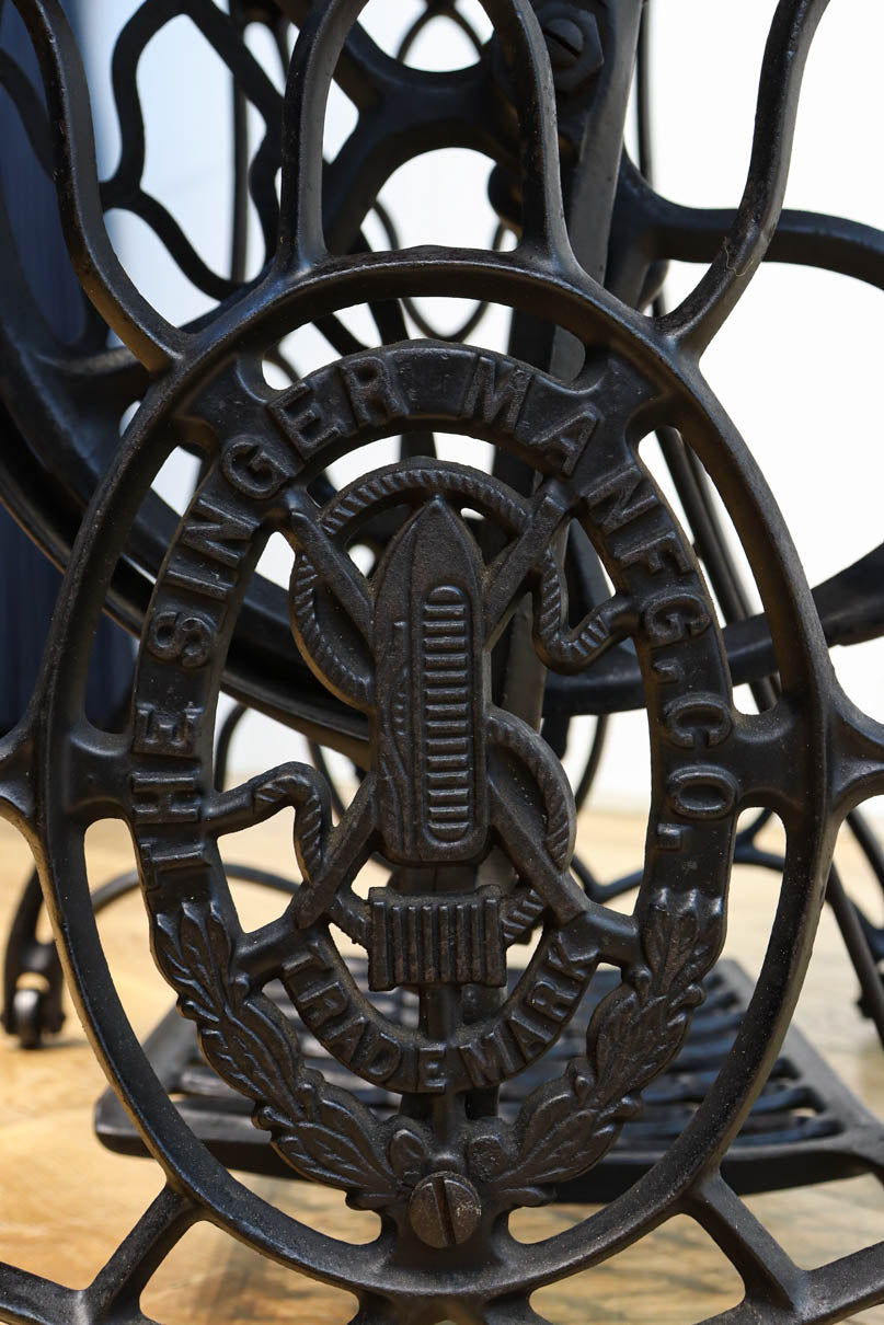 SINGER社のミシン台を活かしたレトロ感のあるテーブル　BB3147